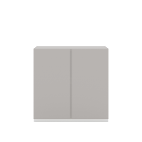 Vor weißem Hintergrund sieht man ein kiesgraues Sideboard. Die Türen haben keine Griffe und sind mit einem Push-to-open-Mechanismus ausgestattet. 