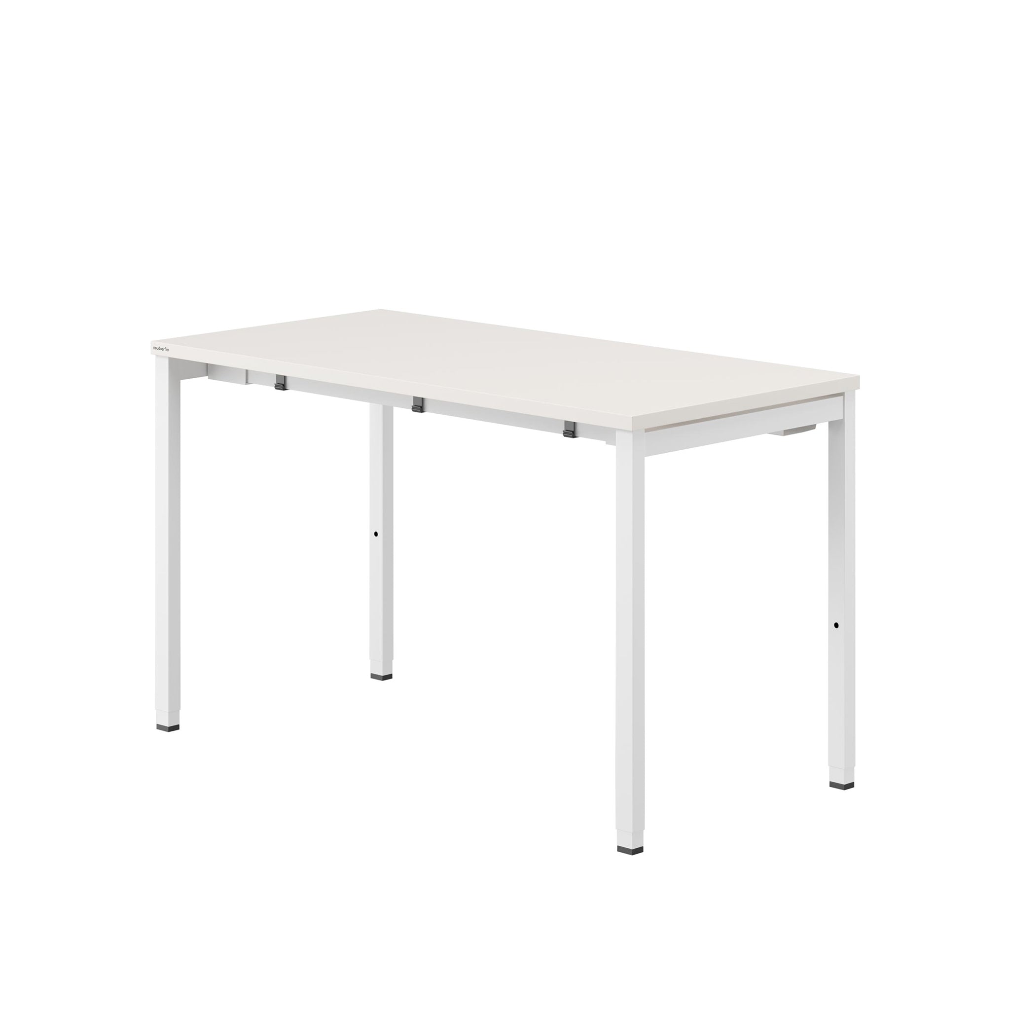 Von seitlich rechts man einen Tisch in der Farbe Cremeweiß. Der Arbeitstisch hat ein 4-Fußgestell mit quadratischen Tischbeinen, die ebenfalls in weiß gehalten sind. Der Tisch ist höheneinstellbar und hat einen integrierten Kabelkanal.