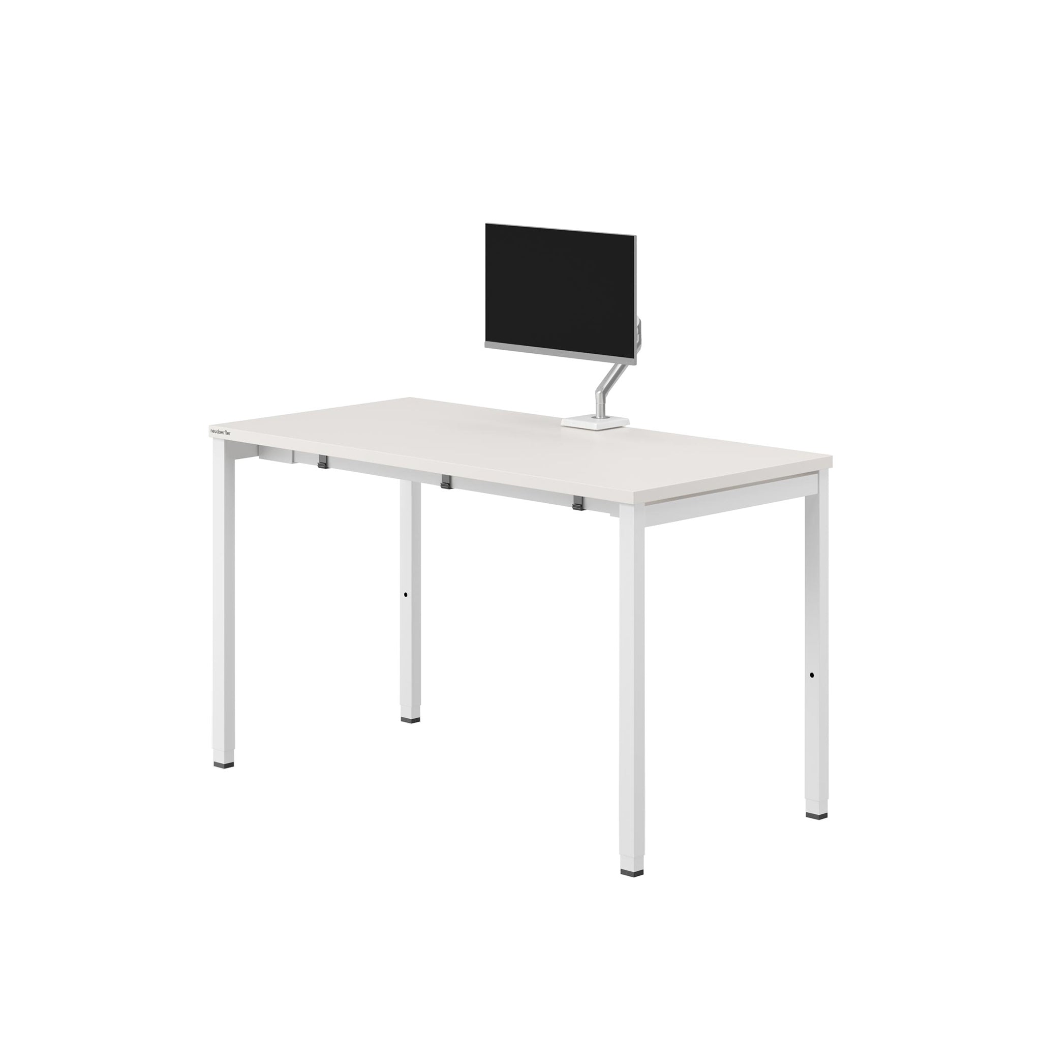 Ein weißer Arbeitstisch mit 4-Fuß-Gestell vor weißem Hintergrund. An dem Tisch ist eine weiß-silberne Monitorhalterung befestigt, die einen Computerbildschirm hält.