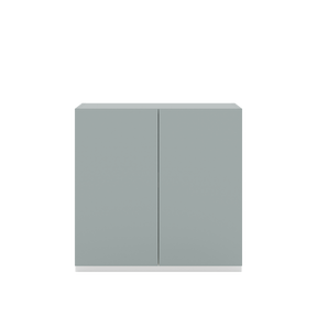 Vor weißem Hintergrund sieht man ein fjordgrünes Sideboard mit zwei Drehtüren. Die Türen haben keine Griffe und sind mit einem Push-to-open-Mechanismus ausgestattet.