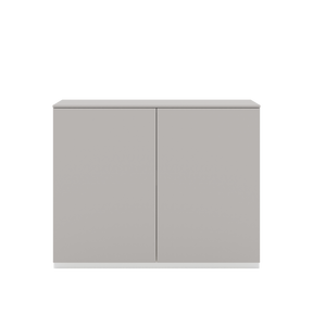 Vor weißem Hintergrund sieht man ein kiesgraues Sideboard mit zwei Drehtüren. Die Türen haben keine Griffe und sind mit einem Push-to-open-Mechanismus ausgestattet. Auf dem Schrank befindet sich eine kiesgraue Abdeckplatte.