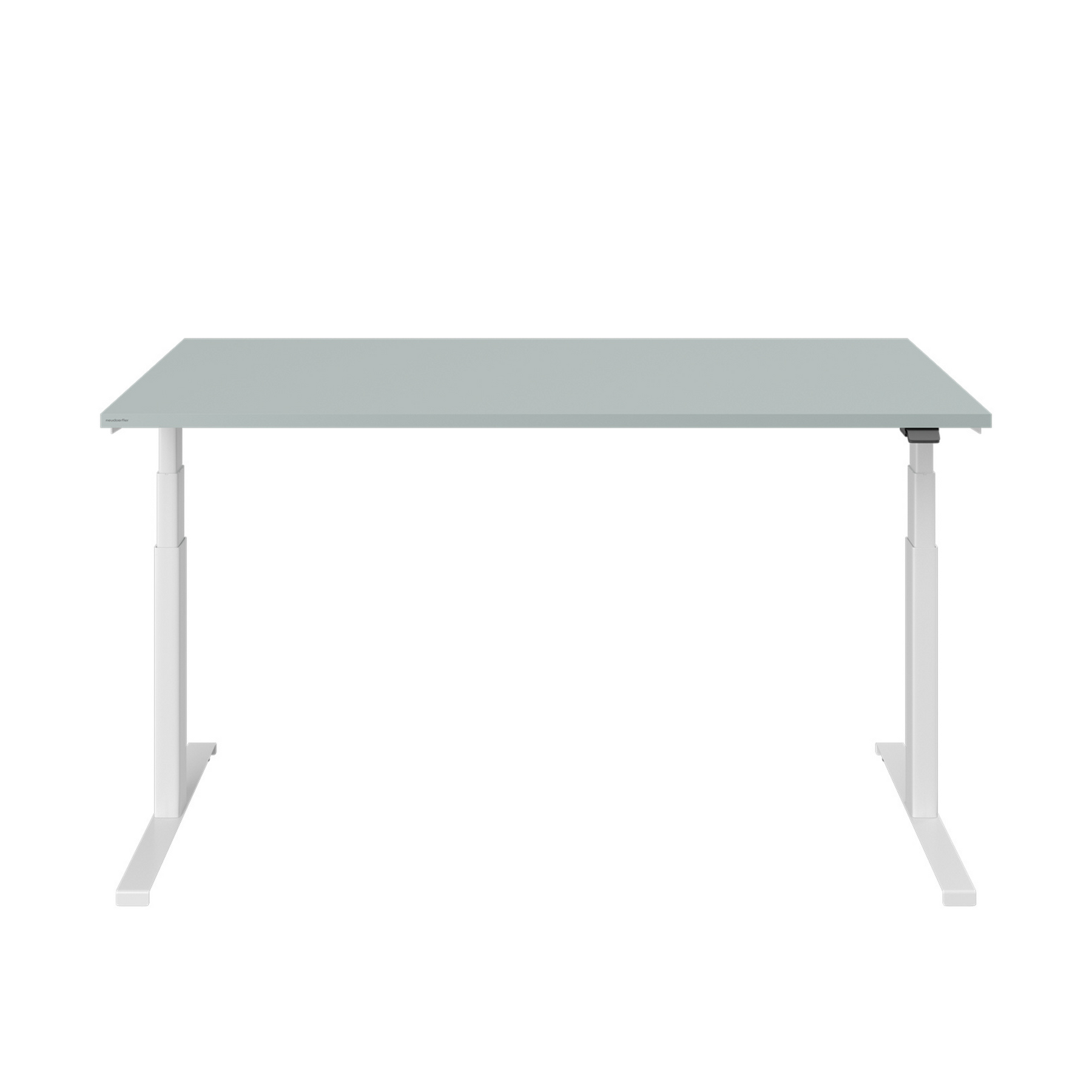 Von vorne sieht man einen höhenverstellbaren Tisch mit weißem Gestell. Die Tischplatte ist aus fjordgrün. Auf der rechten Seite des Tisches befindet sich der schwarze Hebel für die Höhenverstellung. 